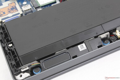 Стереофонические динамики (2x 2 Вт) с нижним расположением