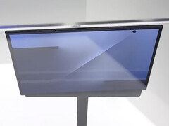 Samsung Galaxy Z TriFold на выставке APEC South Korea 2025. (Источник изображения: SBS Korea через торговый центр Omokgyo Electronics Mall - отредактировано)