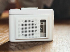 Кассетный плеер Maxell MXCP-P100S позволяет владельцам наслаждаться музыкой в любом месте без наушников благодаря встроенным динамикам. (Источник изображения: Maxell)