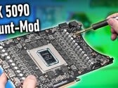 Модифицированная RTX 5090 (источник изображения: YouTube-канал der8auer)