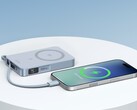 Магнитный пауэрбанк MagFlow Qi2 25W от Ugreen (на фото) уже поступил в продажу в США и Великобритании. (Источник изображения: Ugreen)