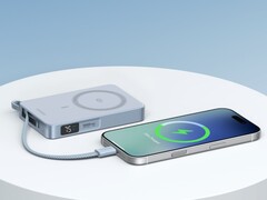 Магнитный пауэрбанк MagFlow Qi2 25W от Ugreen (на фото) уже поступил в продажу в США и Великобритании. (Источник изображения: Ugreen)