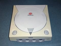 Фотография пожелтевшей консоли Sega Dreamcast (источник изображения: Tech Tangents YT)