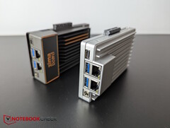 Две платы ZimaBoards, версии 1 и 2 (Источник изображения: Notebookcheck)