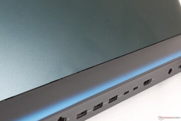 Задняя панель охлаждения отвечает за очень большой вес и габариты Alienware 18