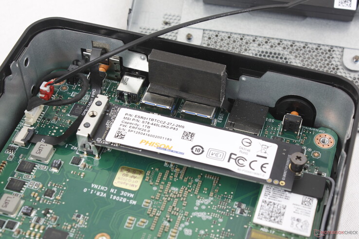 Твердотельный накопитель M.2 2280 со снятым радиатором