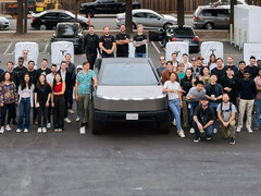 Кибертрак на первой станции Tesla Supercharger V4 мощностью 500 кВт. (Источник изображения: Tesla)