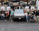 Кибертрак на первой станции Tesla Supercharger V4 мощностью 500 кВт. (Источник изображения: Tesla)