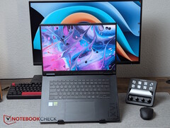 Gigabyte Gaming A16 Pro рядом с Stream Deck+