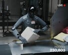 На скриншоте из прямой трансляции показан рисунок AI 03, сортирующий посылки.
