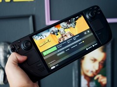 Рука, держащая OLED-дисплей Steam Deck (Источник изображения: Georgiy Lyamin via Unsplash; обрезано)