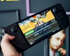 Рука, держащая OLED-дисплей Steam Deck (Источник изображения: Georgiy Lyamin via Unsplash; обрезано)