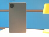 Корпус довольно невыразительный, но Xiaomi установила мощный аккумулятор и яркий дисплей (Источник изображения: Notebookcheck)