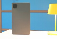 Корпус довольно невыразительный, но Xiaomi установила мощный аккумулятор и яркий дисплей (Источник изображения: Notebookcheck)