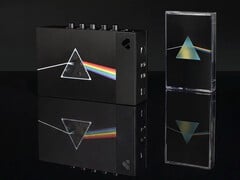 Коллекционный бокс-сет «We Are Rewind x Pink Floyd» включает в себя кассетный плеер, выпущенный ограниченным тиражом, и юбилейное издание альбома «The Dark Side of the Moon», приуроченное к 50-летию его выхода.