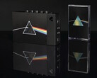 Коллекционный бокс-сет «We Are Rewind x Pink Floyd» включает в себя кассетный плеер, выпущенный ограниченным тиражом, и юбилейное издание альбома «The Dark Side of the Moon», приуроченное к 50-летию его выхода.