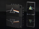 Коллекционный бокс-сет «We Are Rewind x Pink Floyd» включает в себя кассетный плеер, выпущенный ограниченным тиражом, и юбилейное издание альбома «The Dark Side of the Moon», приуроченное к 50-летию его выхода.