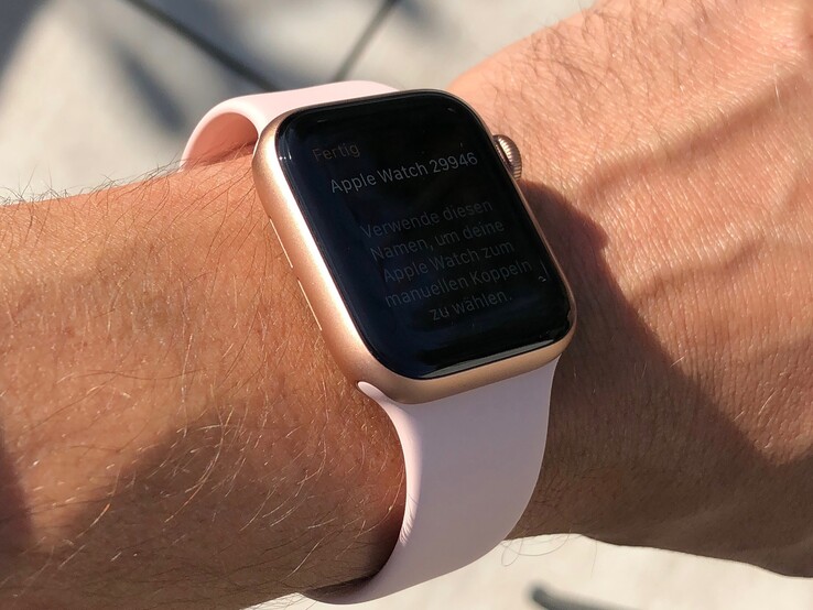 Вид экрана Apple Watch Series 5 со стороны в яркий солнечный день