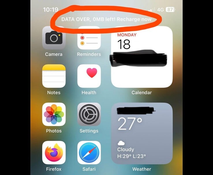 на главном экране iPhone отображается сообщение "DATA OVER, осталось 0MB! Пополните счет сейчас" (Источник изображения: Reddit/r/ios через u/grmln_rsn)