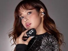 Звезда к-поп-музыки Лиза носит наушники Bose x LISA Ultra Open Earbuds и держит в руках их футляр. (Источник изображения: Bose)