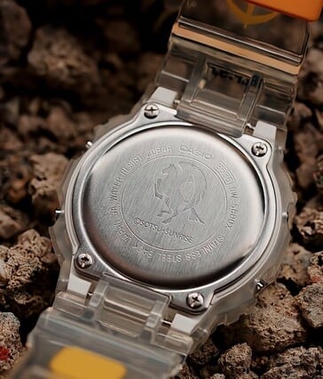 Вид сзади на прозрачные часы G-Shock x Mobile Suit Gundam, на задней крышке которых выгравирован знак 