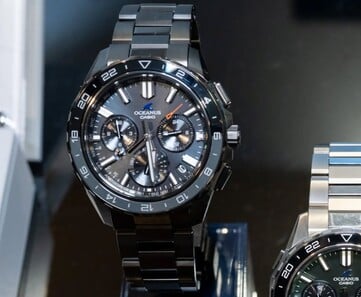 Черные часы Casio Oceanus OCW-P3000, показанные в анфас, с корпусом с DLC-покрытием, черным циферблатом и 24-часовым безелем.