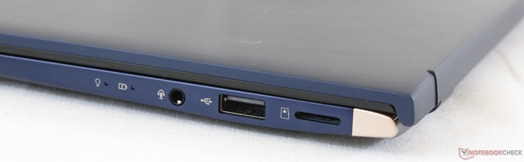Правая сторона: 3.5 мм комбинированный аудио разъем, порт USB Type-A 2.0, картридер