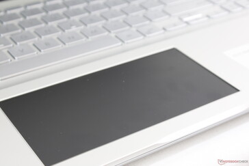 Матовая поверхность ScreenPad по ощущениям напоминает матовые дисплеи ноутбуков