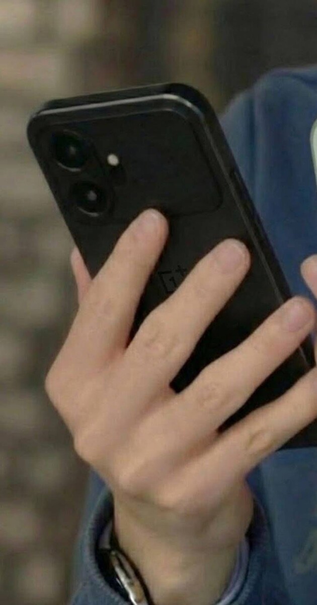 Предполагаемый шпионский снимок OnePlus 15T.