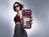 Чехол Ugreen Magic E ink Screen Case оснащён дисплеем на задней панели iPhone 18 Pro для просмотра фотографий.