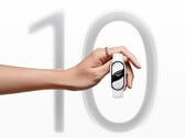 Smart Band 10 стоит 49,99 евро в странах ЕС. На снимке - маркетинговое изображение; рука, держащая носимое устройство, на фоне цифры "10". (Источник изображения: Xiaomi)