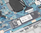 SSD и процессор имеют ограниченное охлаждение, вероятно, из-за очень низкого веса ноутбука Dynabook (Источник изображения: Notebookcheck)