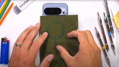 Google Pixel 10 Pro XL: первый флагман Android от крупного производителя со встроенными магнитами, выявленный в ходе испытания на прочность. (Источник изображения: JerryRigEverything)