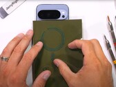 Google Pixel 10 Pro XL: первый флагман Android от крупного производителя со встроенными магнитами, выявленный в ходе испытания на прочность. (Источник изображения: JerryRigEverything)