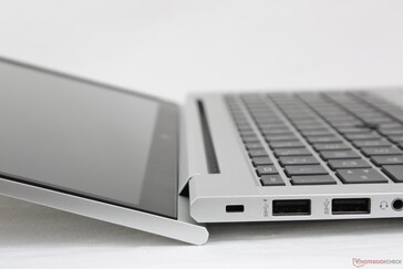 EliteBook 840 G8 раскрывается примерно на 170 градусов