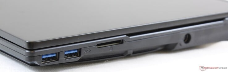 Справа: Слот для карт SD, 2x USB 3.1, вход для зарядки