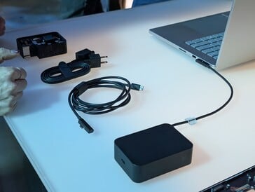 Магнитный кабель USB-C можно подключать любой стороной, при этом только один его конец магнитный. Магнитный конец можно подключить к адаптеру питания, чтобы использовать его как универсальное зарядное устройство USB-C для других устройств