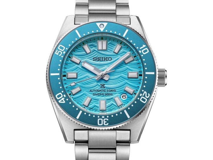 Вид спереди модели Prospex 1965 Heritage Diver HBC011 с циферблатом цвета «Daytime Blue wave».