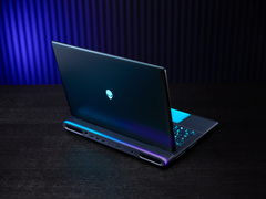 Игровой ноутбук Alienware 18 Area-51, изображенный на столе на фоне тусклого освещения. (Источник изображения: Dell)