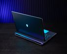 Игровой ноутбук Alienware 18 Area-51, изображенный на столе на фоне тусклого освещения. (Источник изображения: Dell)