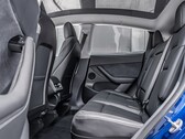 Заднее сиденье автомобиля Tesla Model Y. Автопроизводитель добавит функцию обнаружения присутствия детей в другие модели (Источник изображения: MotorTrends)
