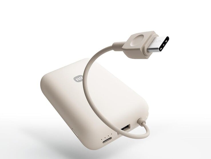 Банк питания имеет встроенный кабель USB-C и дополнительные порты USB-C и USB-A