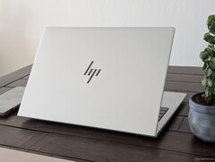 EliteBook 8 G1a 16 работает примерно так же, как и старшая модель EliteBook 865 G10, когда речь идет о производительности процессора (Источник изображения: Notebookcheck)