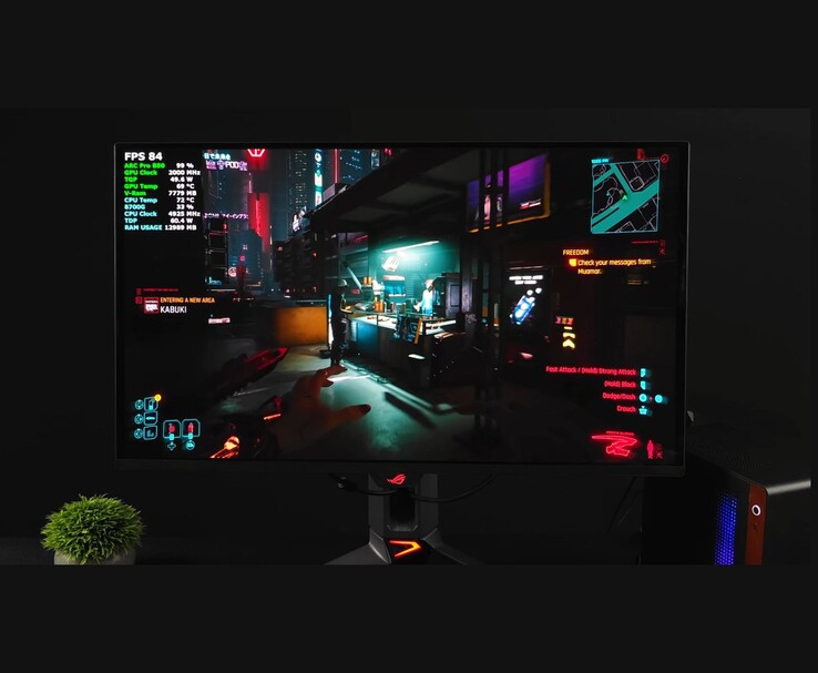 Монитор, на котором отображается игровой процесс Cyberpunk 2077, работающий на графическом процессоре Intel Arc Pro B50. (Источник изображения: ETA Prime через YouTube)