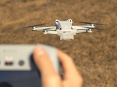 В очередной раз важные характеристики мини-дрона DJI Mini 5 Pro с 1-дюймовым сенсором были подтверждены фотографией упаковки. (Источник изображения: Bastian Riccardi, отредактировано)