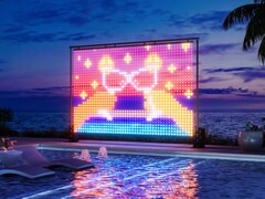 Govee Lightwall показан на открытом воздухе возле бассейна
