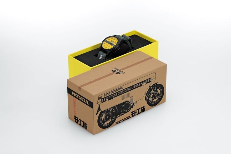 Специальная картонная подарочная коробка для модели Seiko 5 Sports Field x Honda Motocompo Limited Edition, дизайн которой повторяет оригинальную транспортную коробку Honda Motocompo.