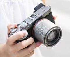 Доступный автофокусный объектив TTArtisan 50 mm f/1.8 Neo теперь предлагается в двух новых цветах.
