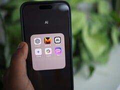 Смартфон с открытой папкой приложений под названием AI, в которой находятся ChatGPT, Mistral AI, Claude, Gemini, Copilot и Poe
