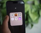 Смартфон с открытой папкой приложений под названием AI, в которой находятся ChatGPT, Mistral AI, Claude, Gemini, Copilot и Poe